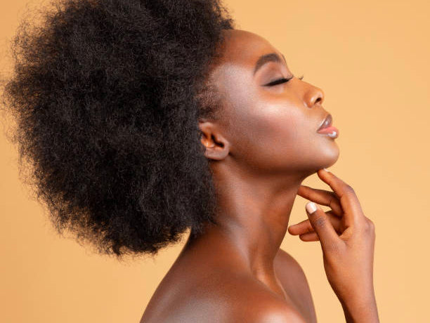 Cheveux crépus : tout savoir sur leur hydratation