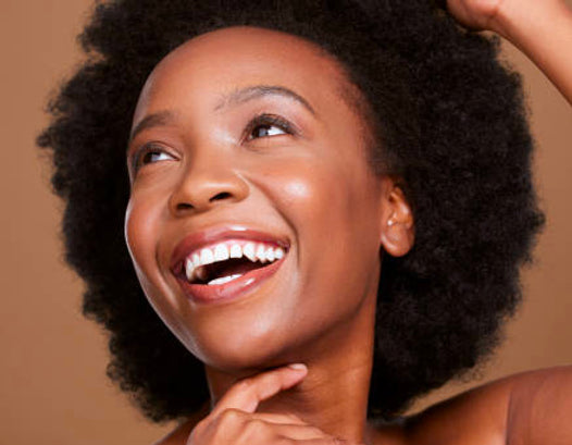 Cheveux crépus : Comment savoir s'ils poussent correctement ?