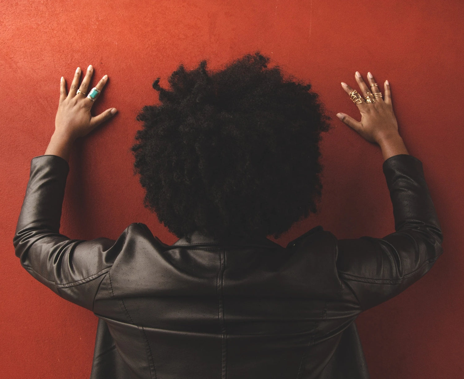 Les cheveux crépus, style, caractéristiques ? On vous dit TOUT